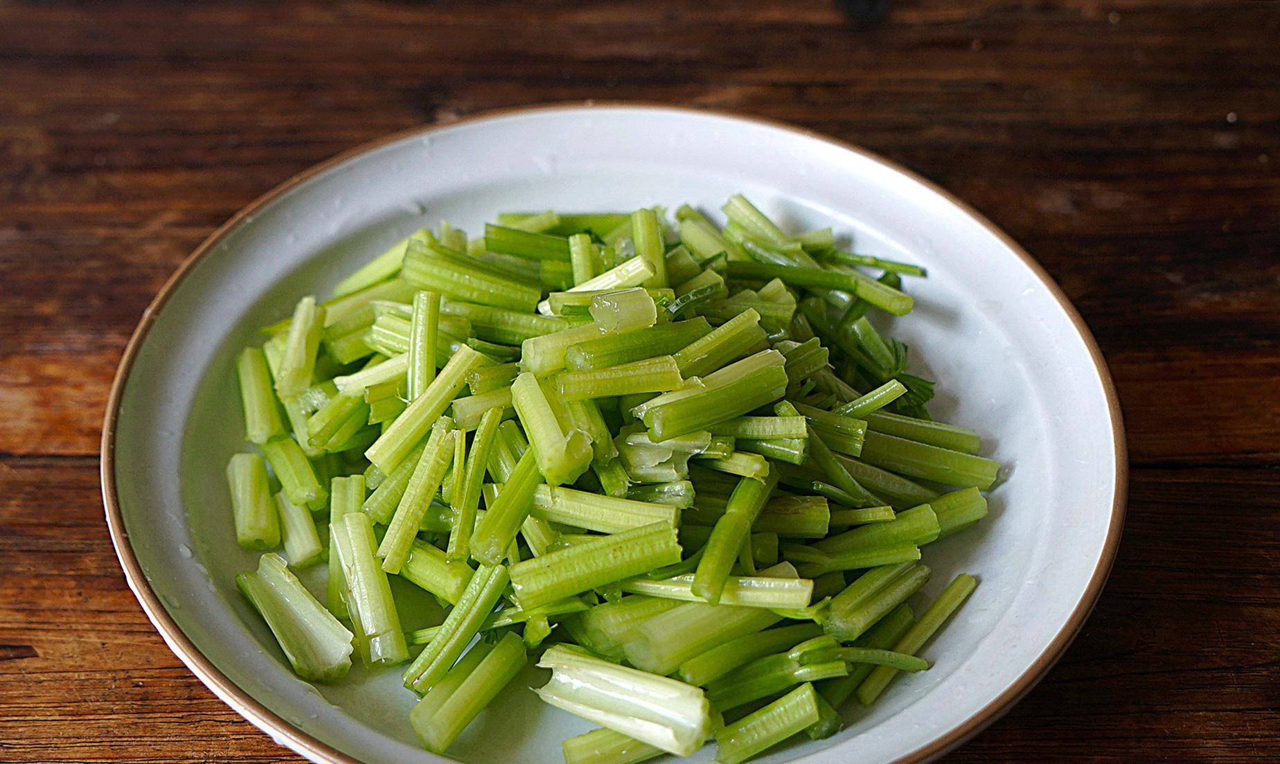 入冬后，给家人多吃点肉，和芹菜一起炒，香气扑鼻，流口水