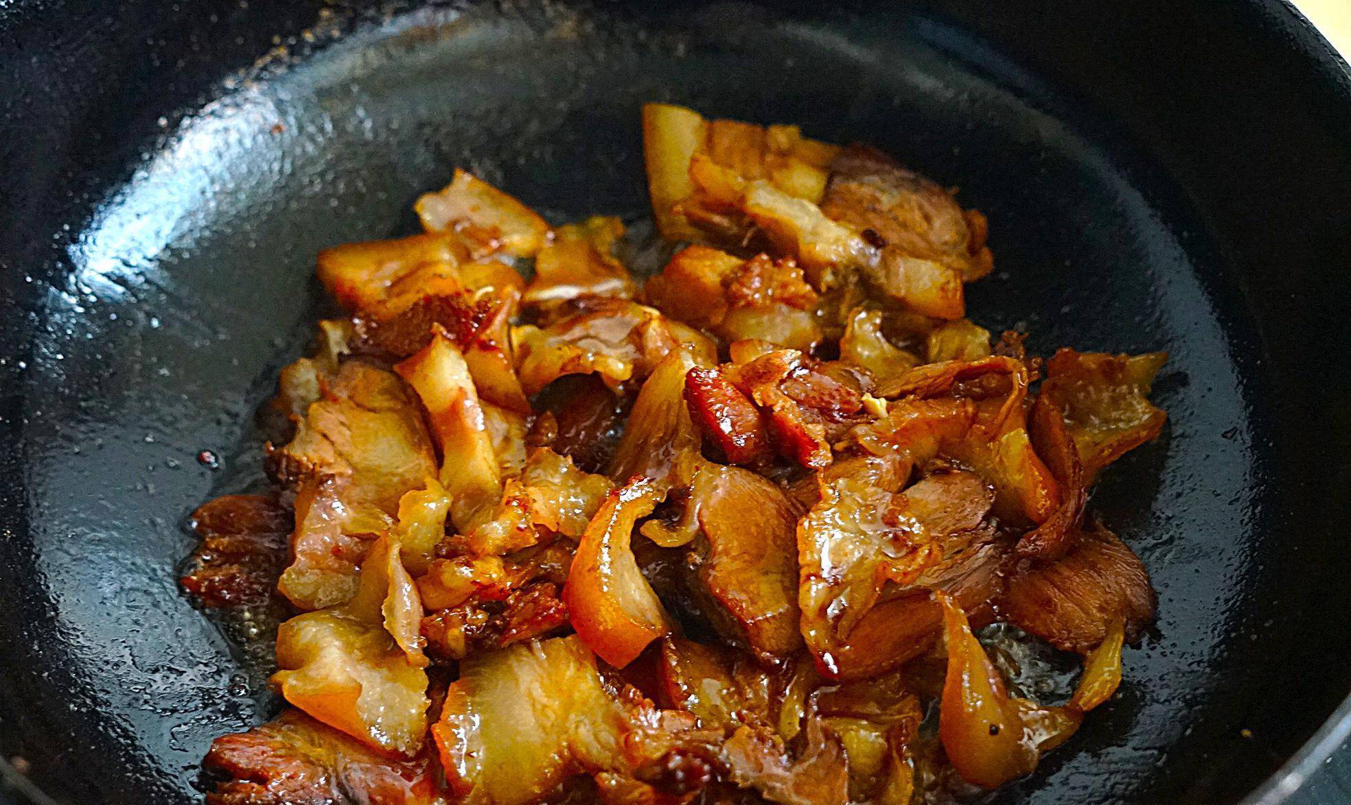 入冬后，给家人多吃点肉，和芹菜一起炒，香气扑鼻，流口水