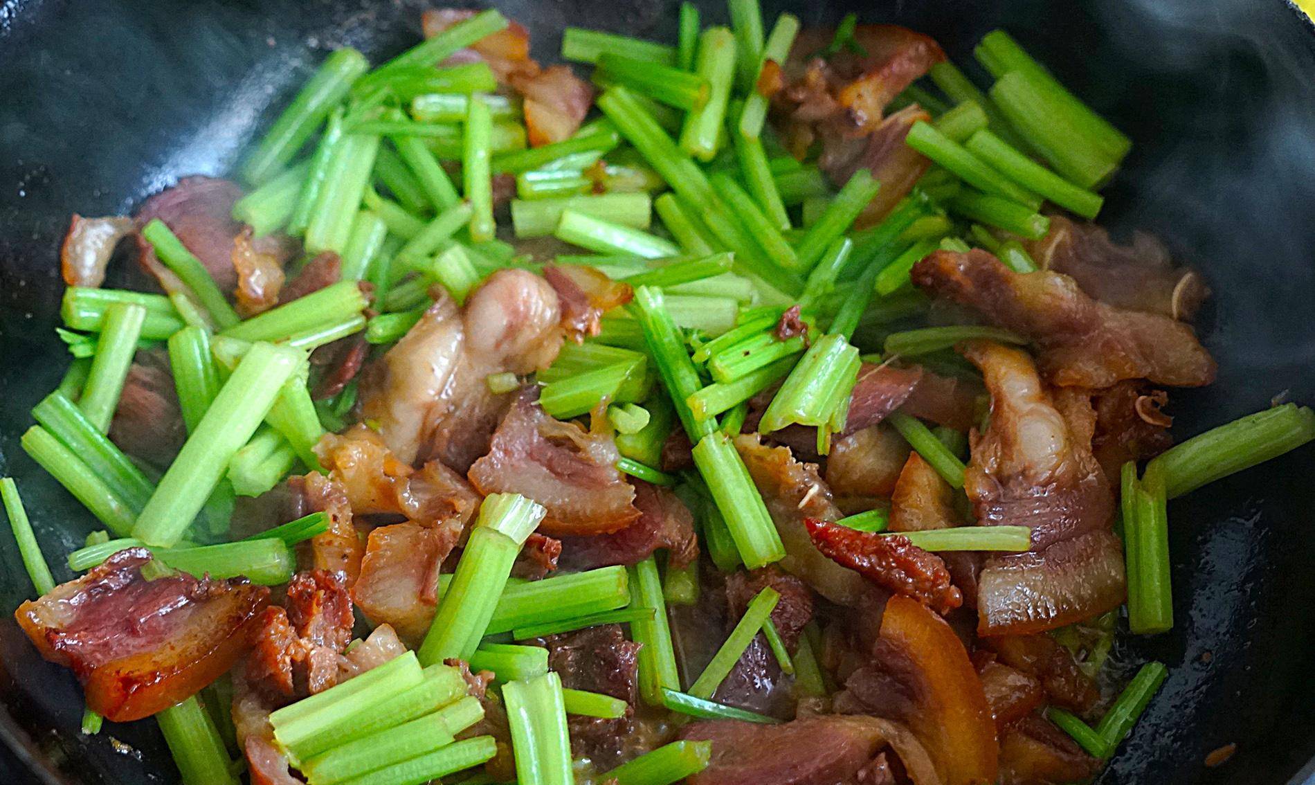 入冬后，给家人多吃点肉，和芹菜一起炒，香气扑鼻，流口水