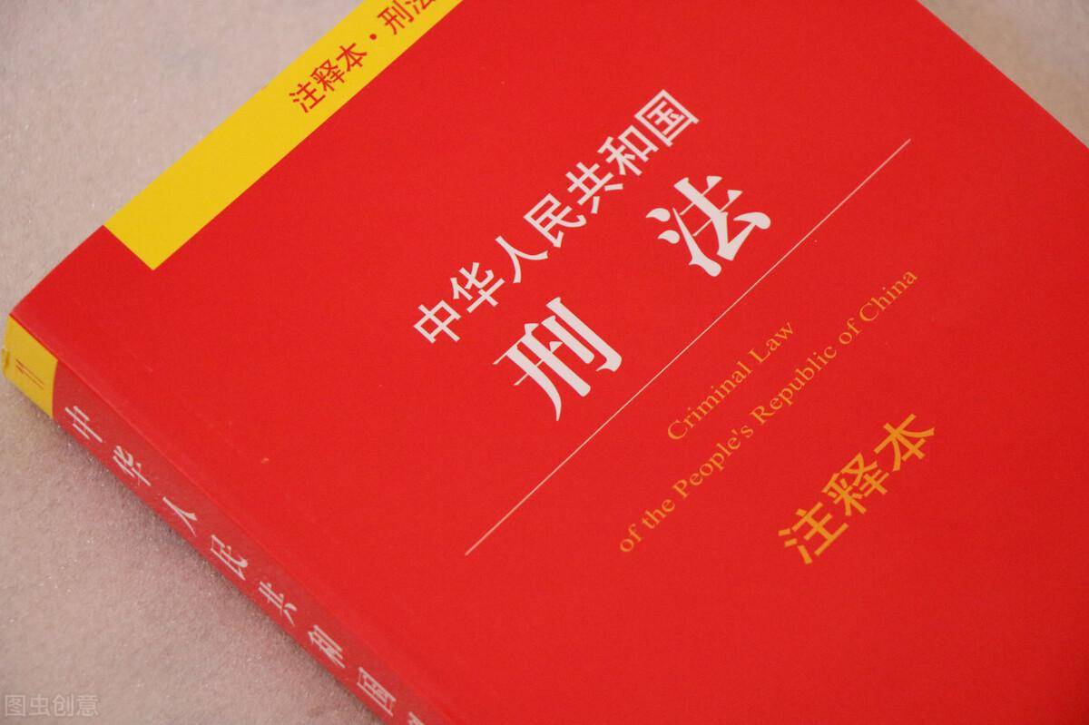 哈尔滨“百斤大蟒”潜伏鱼塘偷吃鱼，被塘主徒手逮住；这蛇有毒吗