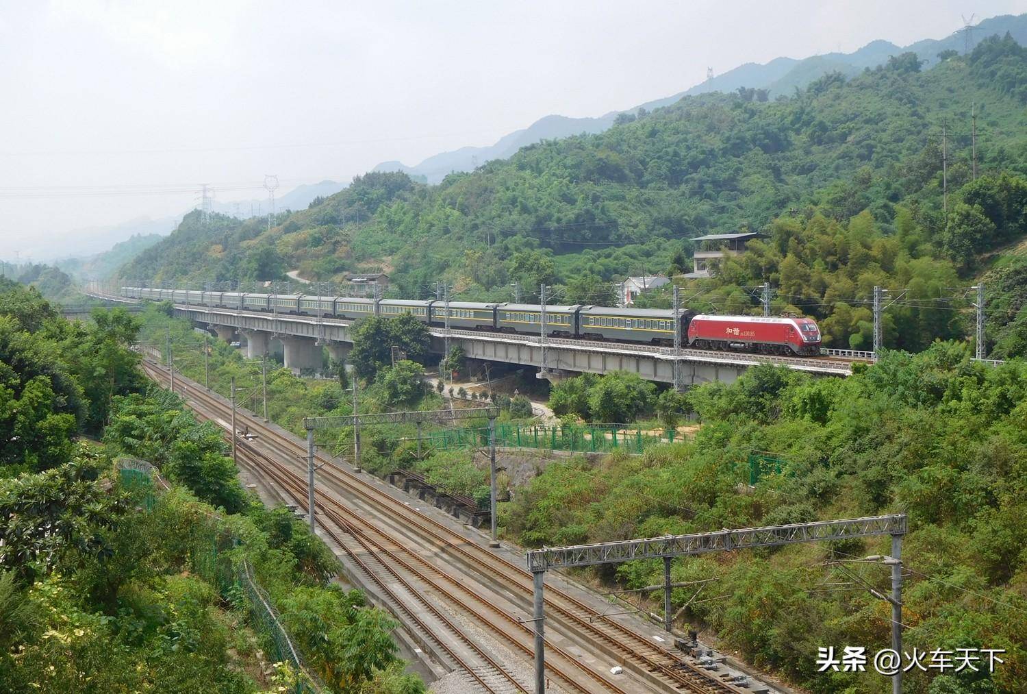 十年前成都铁路局第一趟Z字头列车开行 最初进沪 后来进穗