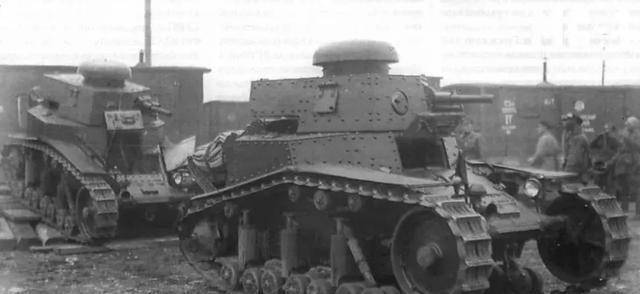 苏联步兵的战地炮火支援，用各型坦克底盘改装的SU76自行火炮