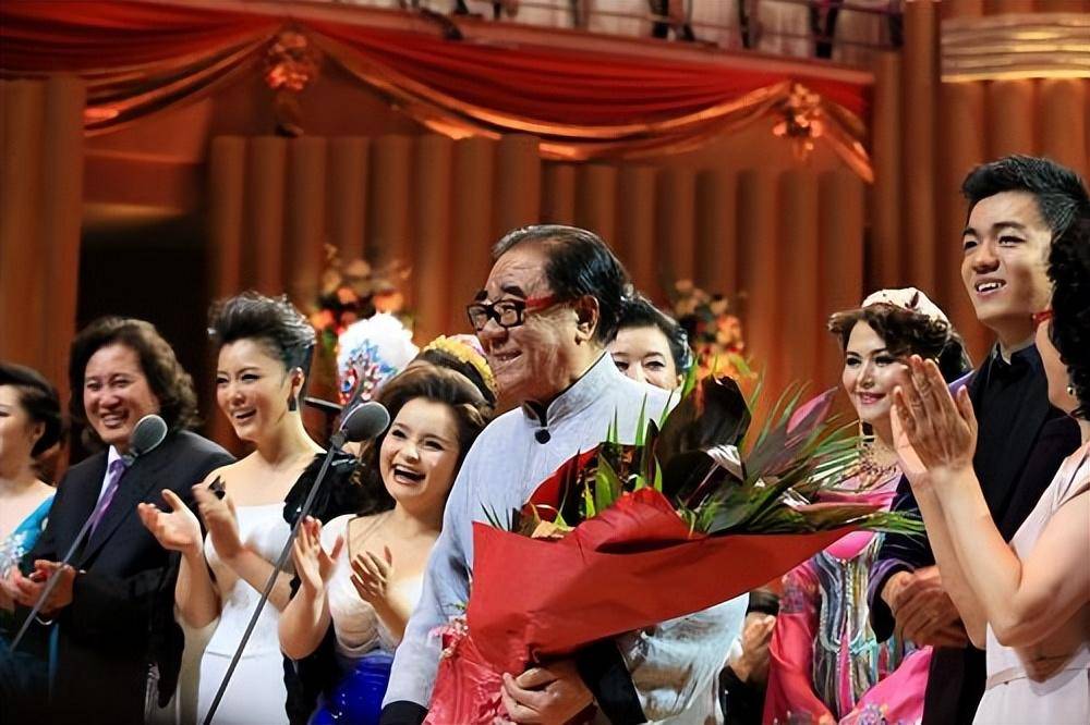 歌唱家吕继宏：63岁未婚无儿无女，却和不婚不育的张也在一起21年