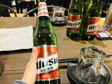 乌苏啤酒为何被称“夺命乌苏”？喝醉后才知道，原来瓶上早有答案