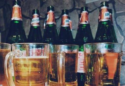 乌苏啤酒为何被称“夺命乌苏”？喝醉后才知道，原来瓶上早有答案
