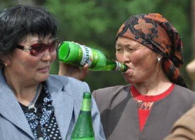 乌苏啤酒为何被称“夺命乌苏”？喝醉后才知道，原来瓶上早有答案