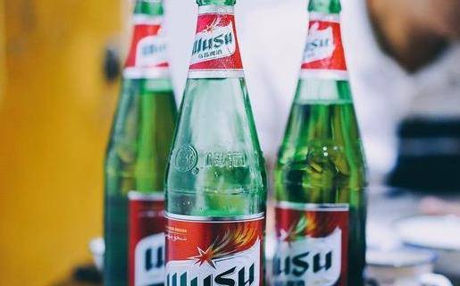 乌苏啤酒为何被称“夺命乌苏”？喝醉后才知道，原来瓶上早有答案