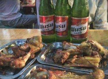 乌苏啤酒为何被称“夺命乌苏”？喝醉后才知道，原来瓶上早有答案
