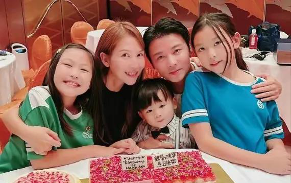 蔡少芬透露驭夫诀窍：引导取代抱怨，取专属昵称，对张晋低姿态