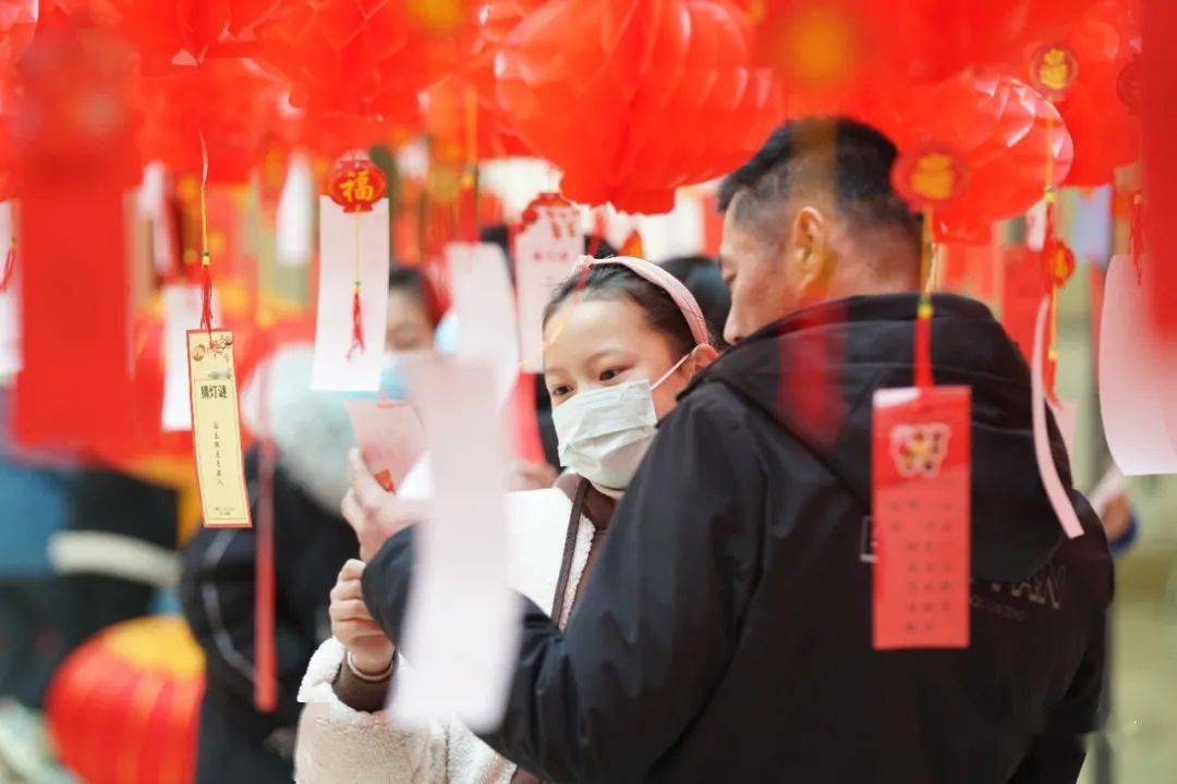 两边都能听到，打一字~