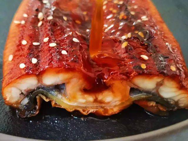 整条日式蒲烧烤鳗鱼，足足1斤重！肉嫩肥美、酱汁浓郁、一口入魂