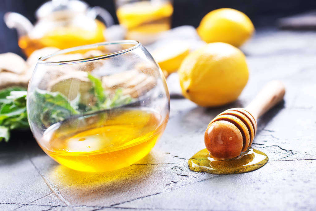 夏日清新饮品蜂蜜柠檬水：健康益处与制作方法