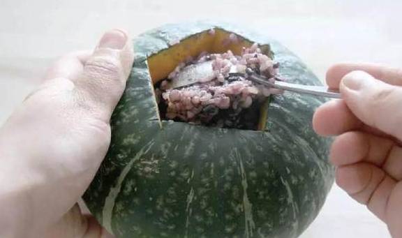 用烤箱蒸的南瓜饭，超好吃！只要定好温度和时间，等着就行啦！