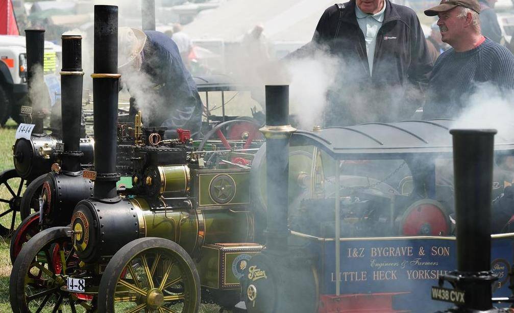 瓦特是什么时候开始对蒸汽机感兴趣的？ 发明蒸汽机的意义是什么？