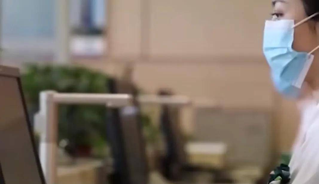 男子去银行修改密码被要求提供房产证，银行：没有就不给办
