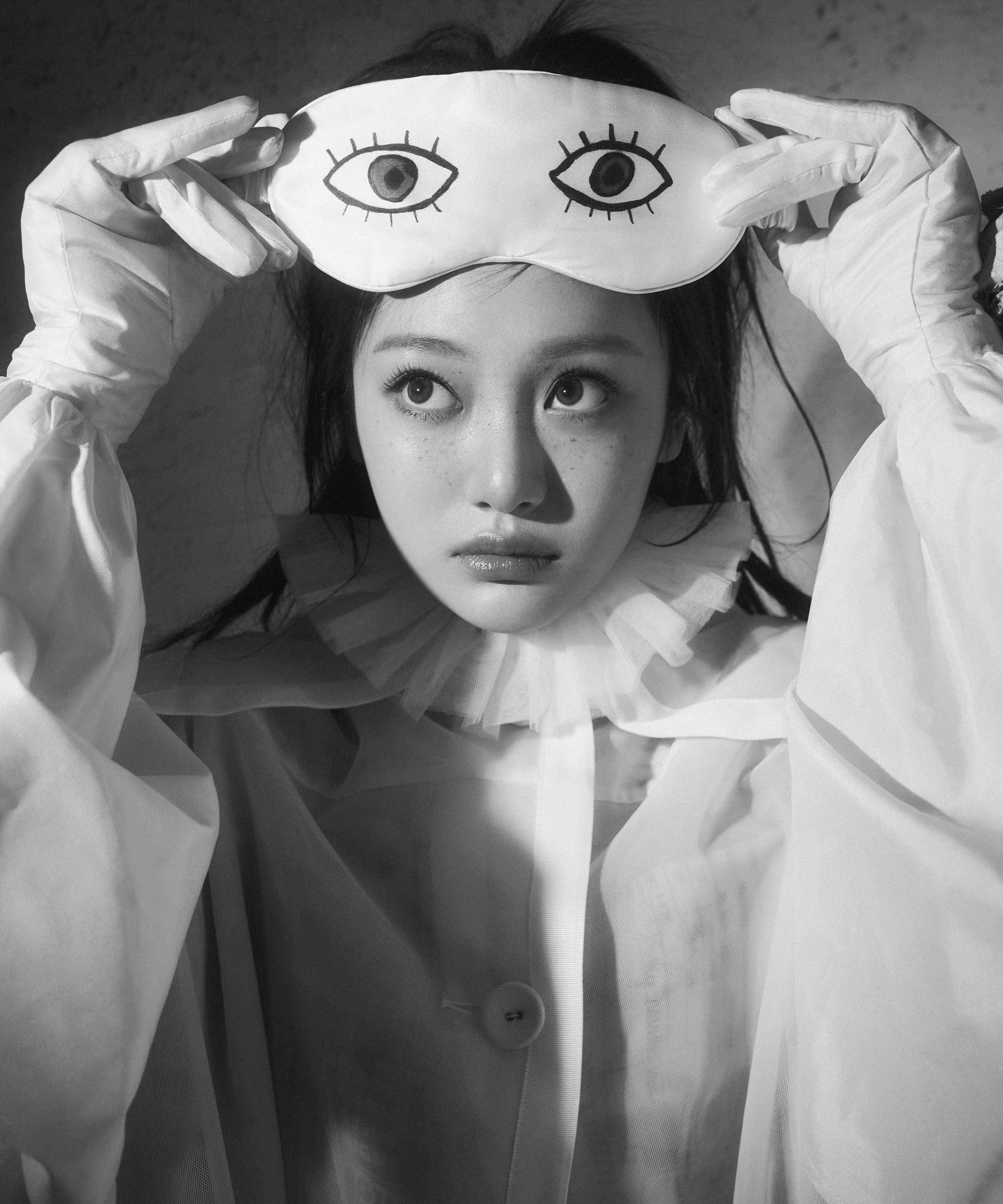 外网推热趋！宁艺卓登上杂志vogue plus三月刊封面！