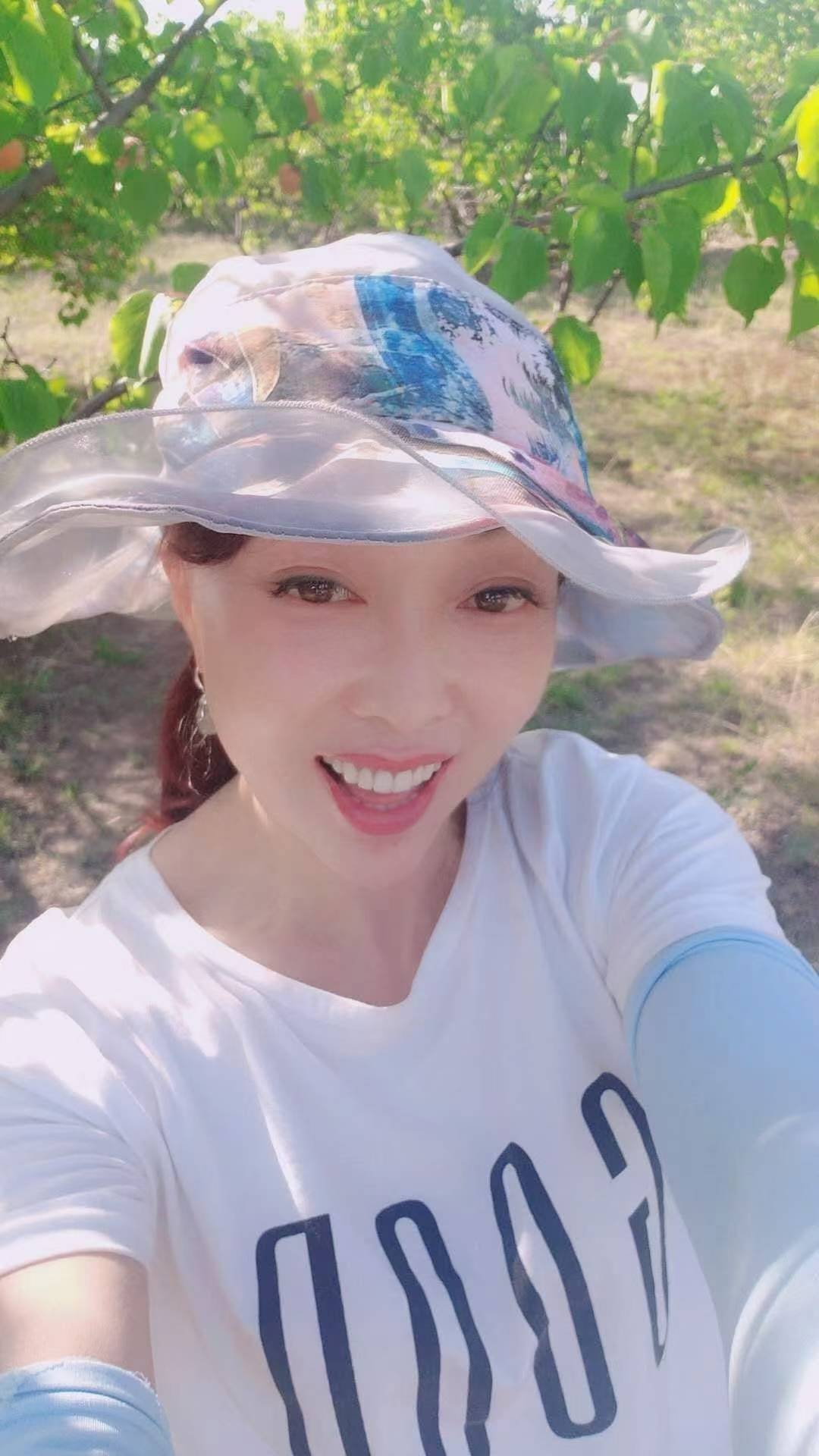 笑指松椿 当是同年 ——贺野草渔阳王一英华诞