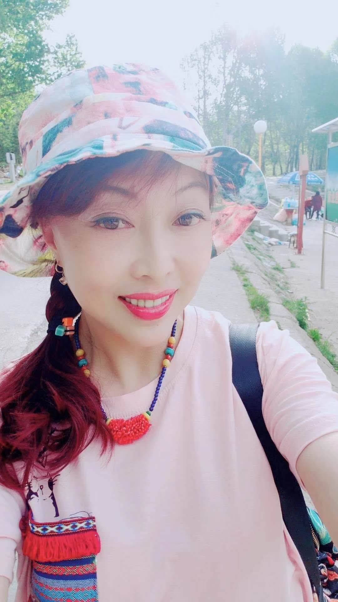 笑指松椿 当是同年 ——贺野草渔阳王一英华诞