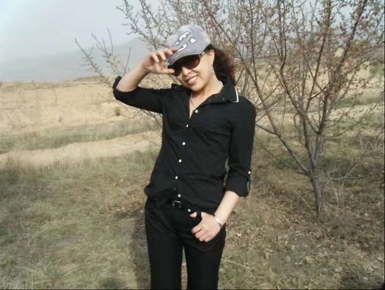 笑指松椿 当是同年 ——贺野草渔阳王一英华诞
