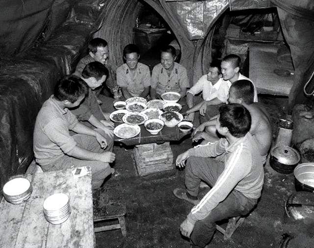 老山前线春节时，越军士兵向我军乞讨，还学唱中国歌曲