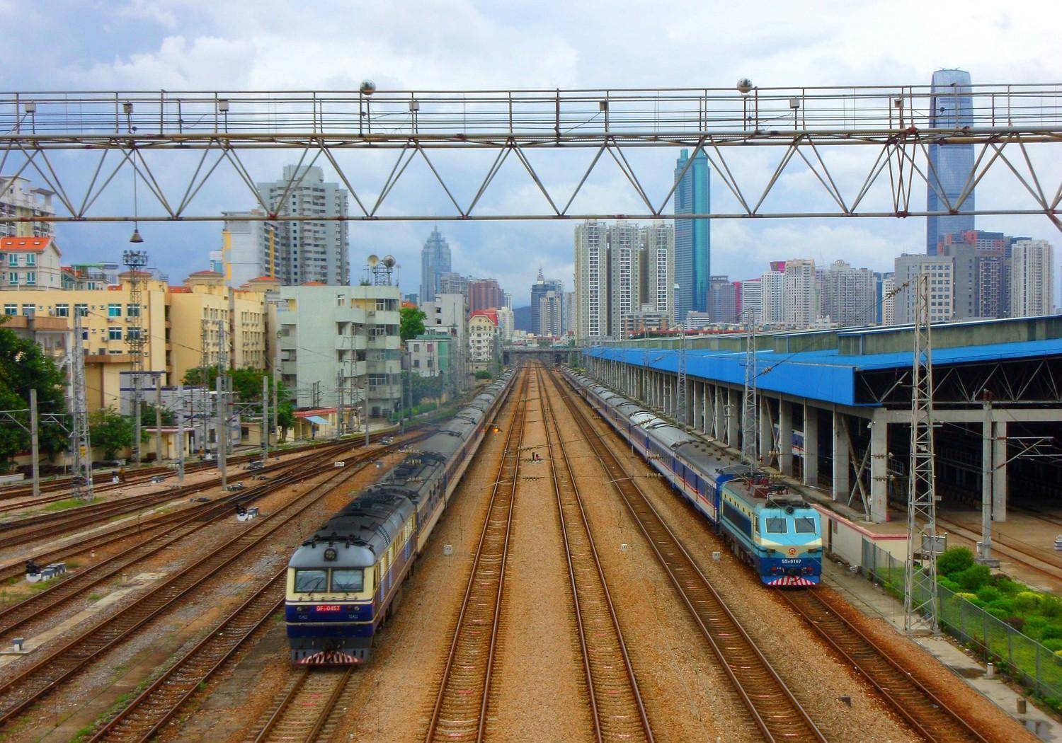 现在铁路旅客列车分为哪些等级？车次前边的字母又指的是什么？