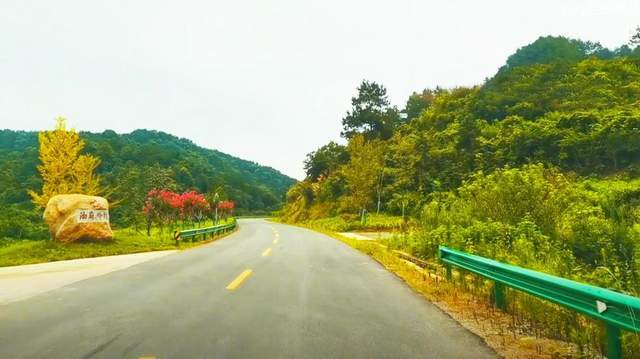 在武汉郊区随拍一座革命小村，环山绕水风景秀美，居民建筑有特色