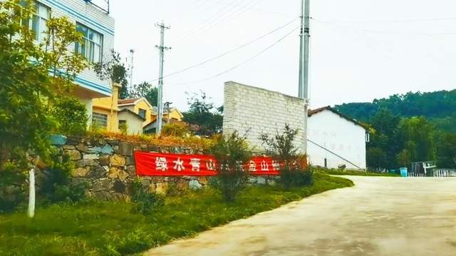 在武汉郊区随拍一座革命小村，环山绕水风景秀美，居民建筑有特色