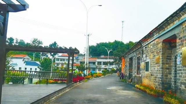 在武汉郊区随拍一座革命小村，环山绕水风景秀美，居民建筑有特色