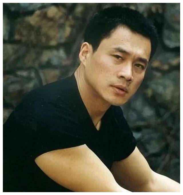 “武松”丁海峰疑似移民美国，豪宅曝光面积很大，网友追问不回答