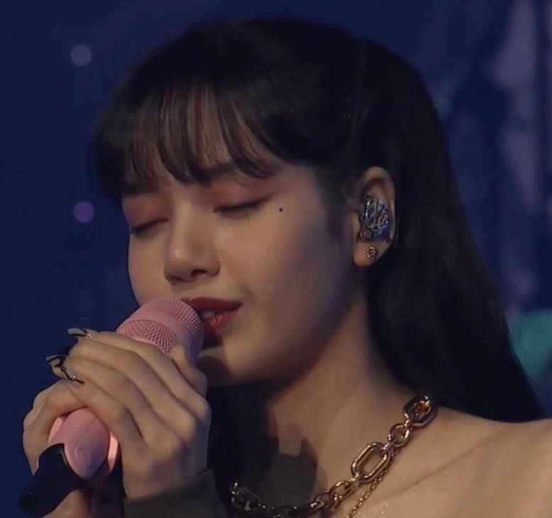 Lisa演唱会立麦唱歌绝了，全开麦稳如吞CD，绝美舞台直接封神