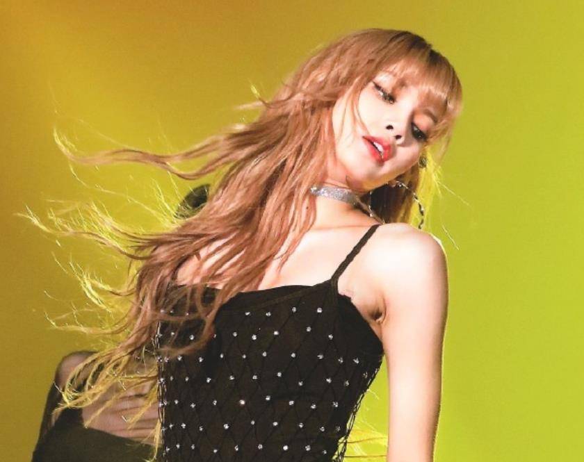 Lisa演唱会立麦唱歌绝了，全开麦稳如吞CD，绝美舞台直接封神