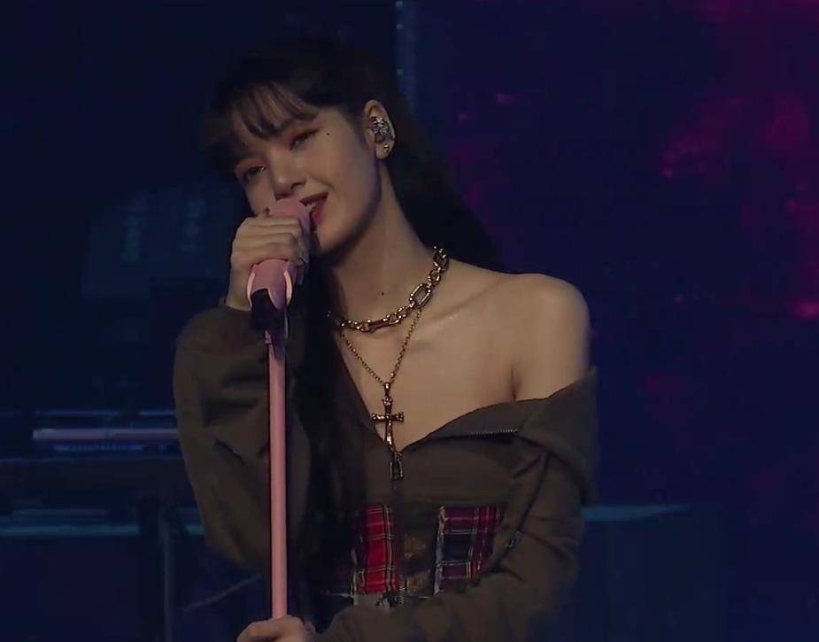 Lisa演唱会立麦唱歌绝了，全开麦稳如吞CD，绝美舞台直接封神