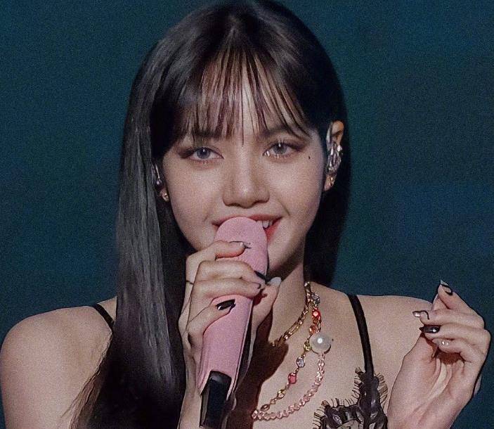 Lisa演唱会立麦唱歌绝了，全开麦稳如吞CD，绝美舞台直接封神