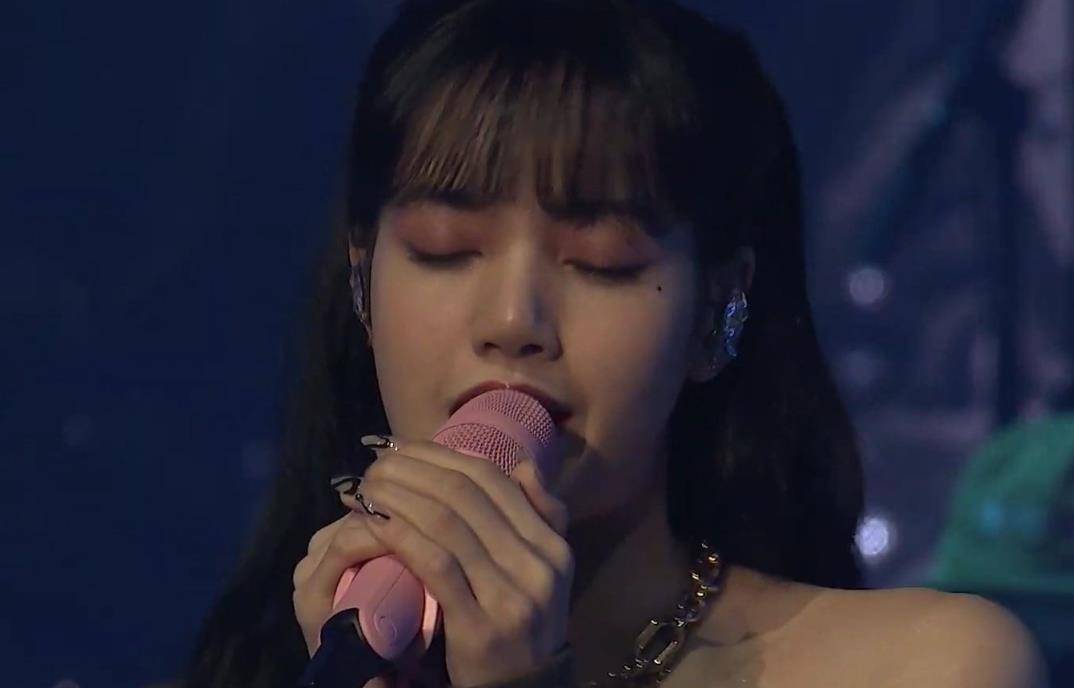 Lisa演唱会立麦唱歌绝了，全开麦稳如吞CD，绝美舞台直接封神