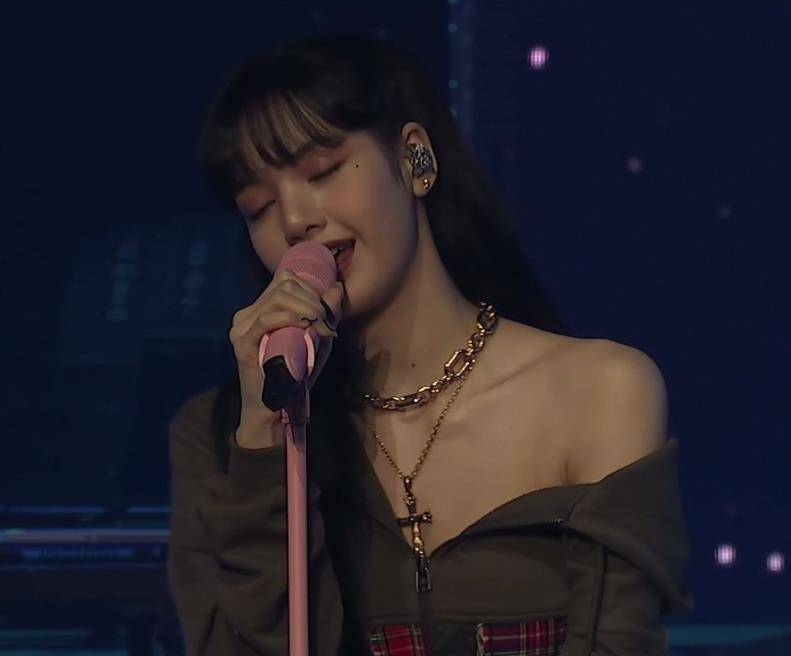 Lisa演唱会立麦唱歌绝了，全开麦稳如吞CD，绝美舞台直接封神
