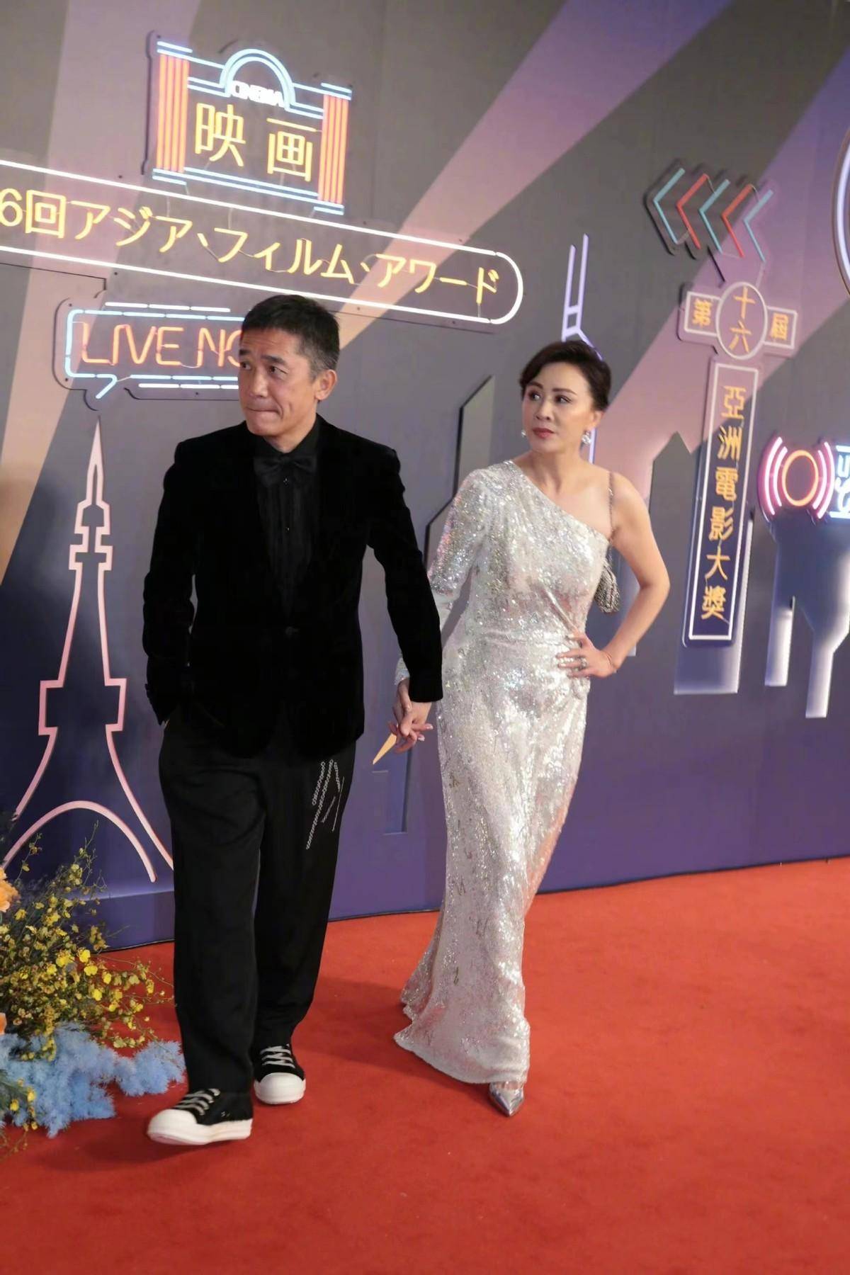 红毯合体，梁朝伟小学生站姿全程尬笑，刘嘉玲强扮小女人依然霸气