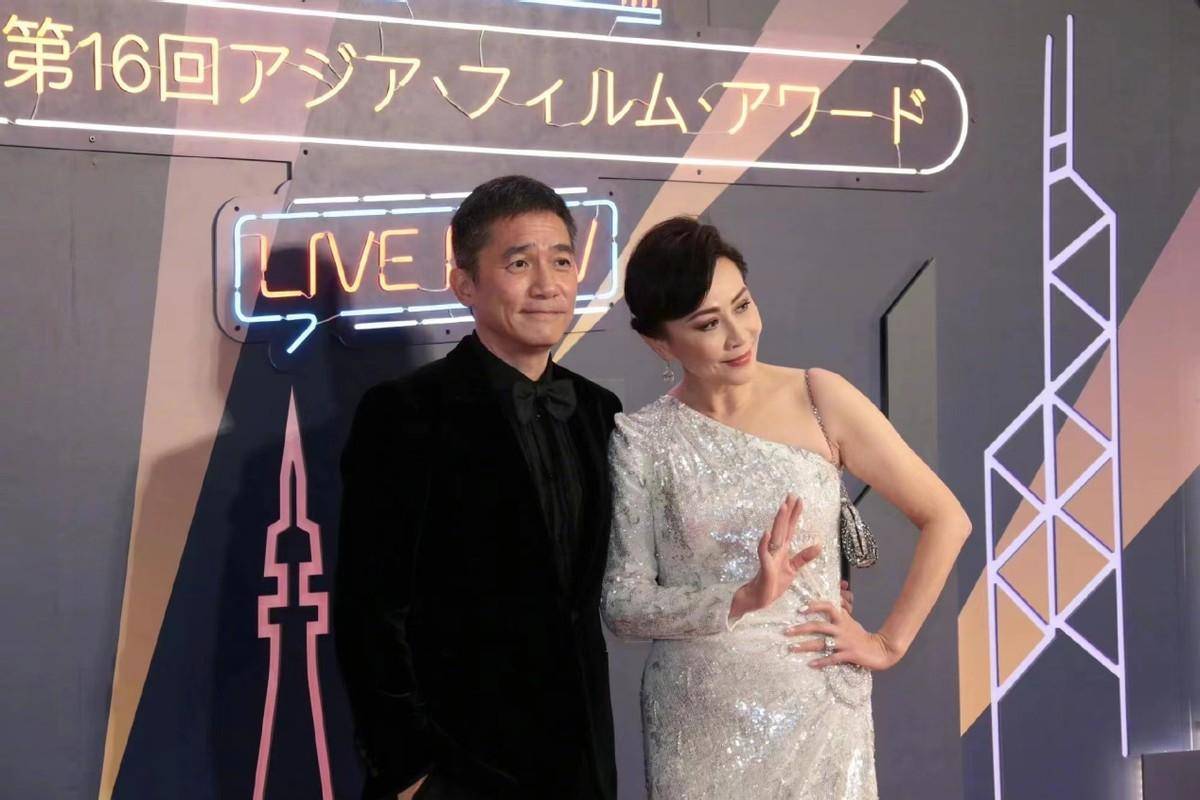 红毯合体，梁朝伟小学生站姿全程尬笑，刘嘉玲强扮小女人依然霸气
