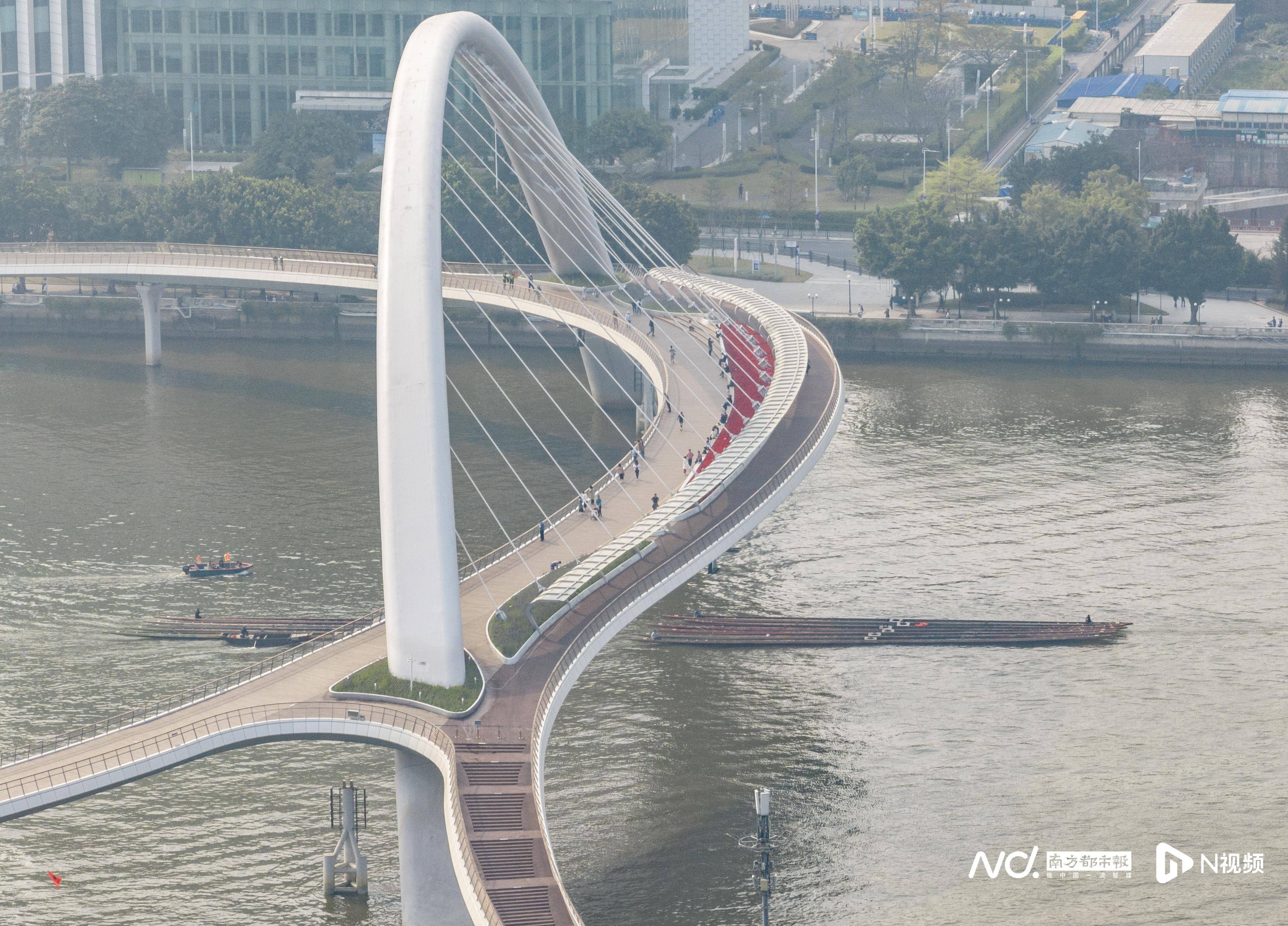 低调出巡，龙舟游过广州市区珠江河段往船厂装身待竞渡再起