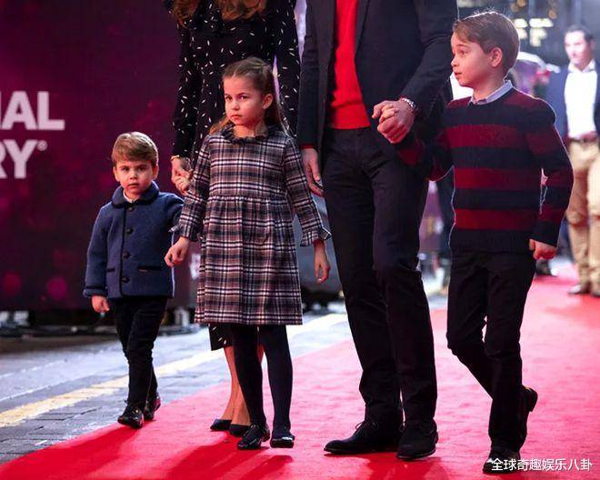 在小精灵和玩具包围中！威廉王子和凯特与他们的孩子享受圣诞乐趣