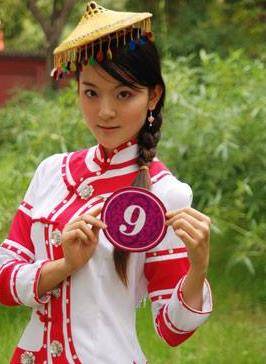 毛南族美女递过来的花竹帽为何不要接？导游：接了可能回不来