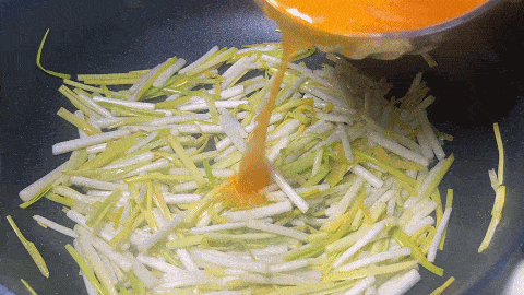 韭菜炒鸡蛋可以很好吃，鸡蛋软滑，韭菜好吃，快手菜
