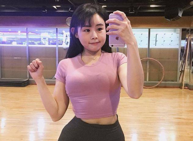 韩国娃娃脸女生，靠健身塑造出欧美身材，却被网友吐槽不如不练