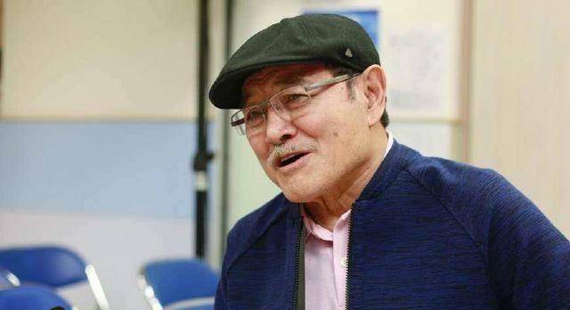 78岁高龄“洪七公”街头与张兆辉合影，一把岁数仍然在拍片