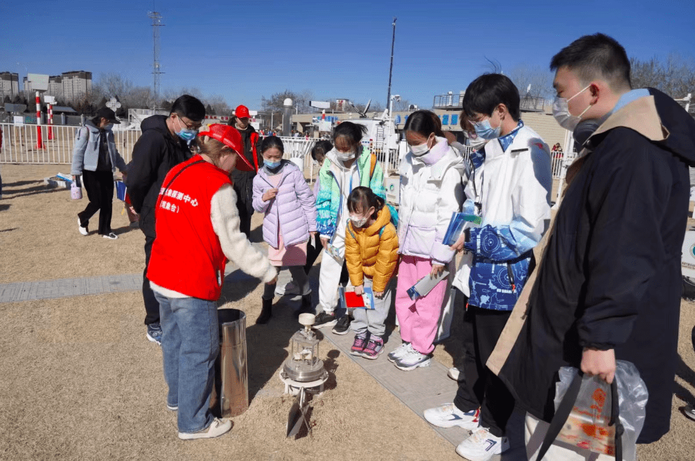 迎“世界气象日”，北京市民走进观象台“观天象”