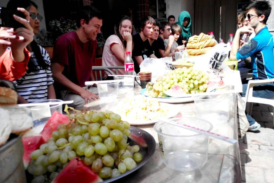 新疆旅行，到维吾尔族人家里过古尔邦节，美食丰盛像宫廷宴席
