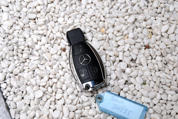奔驰S300钥匙怎么换电池及遥控电池型号