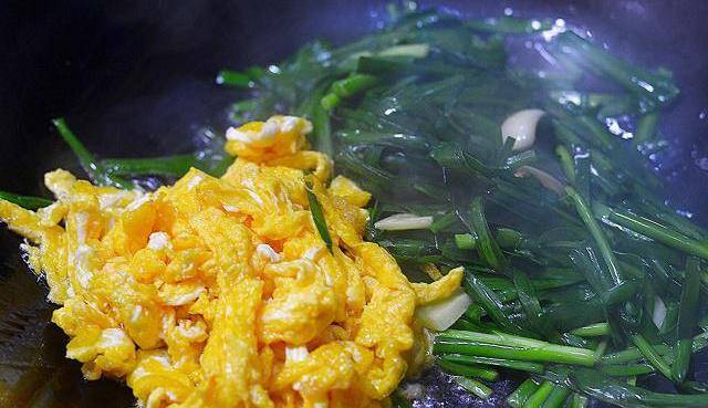 鸡蛋炒韭菜，先炒鸡蛋还是先炒韭菜？这样做，色泽漂亮，入味下饭