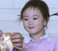 李小鹏为11岁女儿庆生，奥莉表演高难度花滑动作，长得亭亭玉立
