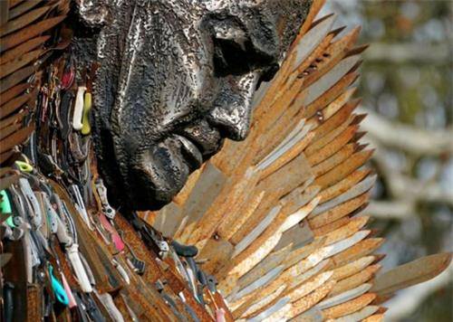 世界上最吓人的雕像，用10万把刀打造，每把背后都是一名遇害者