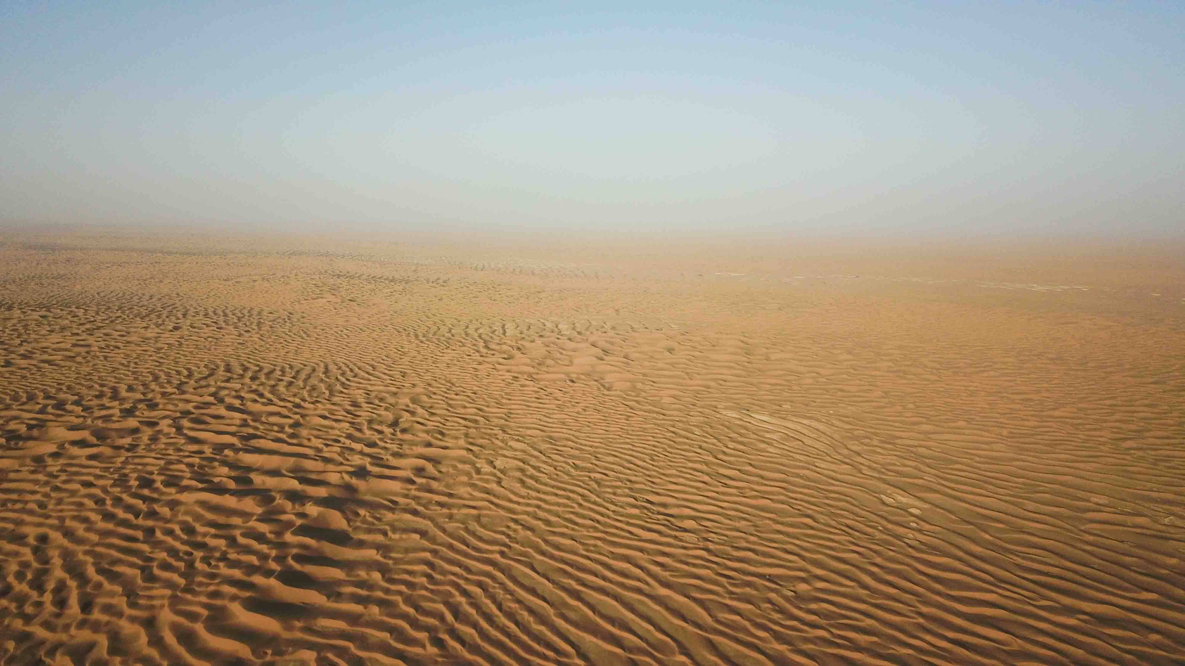 世界超出名的死亡沙漠，我国却在此修建了一条公路，风景太美了！